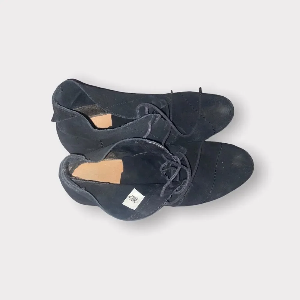 Toms lightly worn